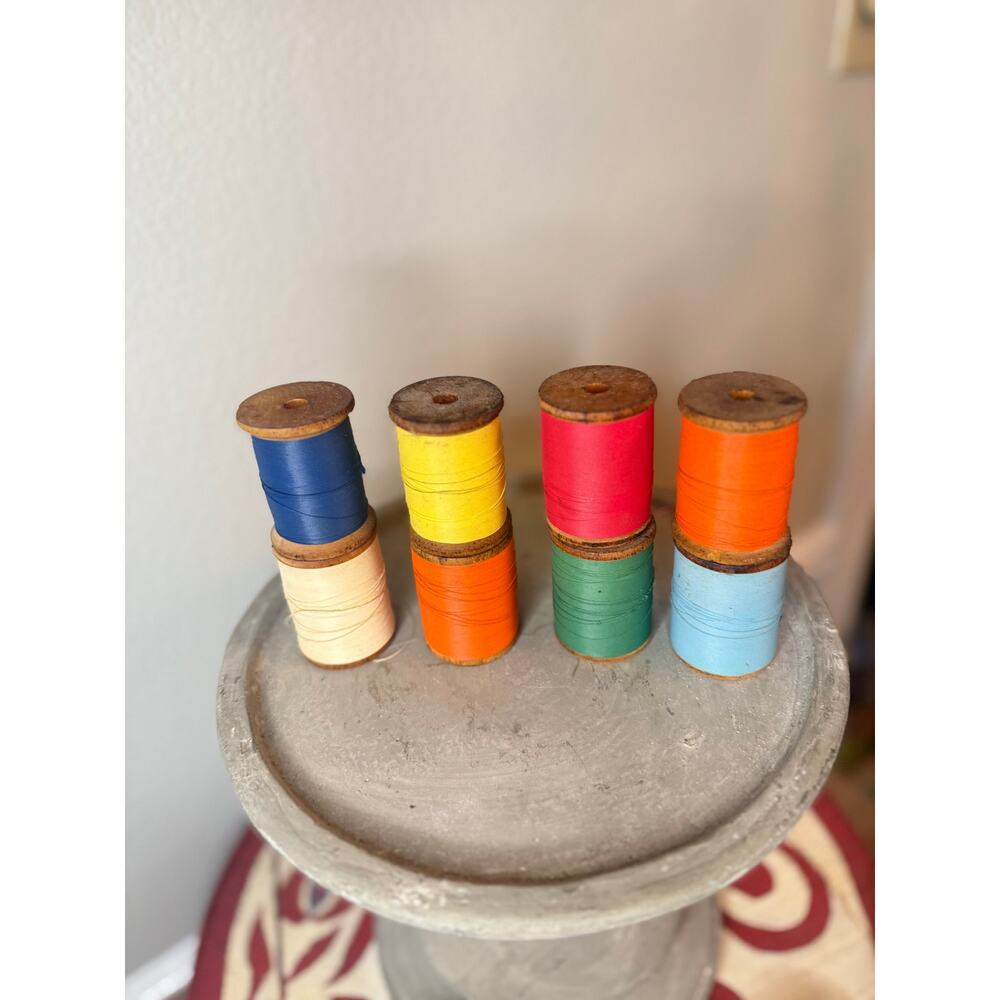 Lot of 8 Vintage Wooden Spools with Bright Thread - Picture 2 of 2